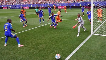 Soccer Football - FIFA World Cup 2026 - Group E - Curacao v Ivory Coast - Philadelphia Stadium, Philadelphia, Pennsylvania, U.S. - June 25, 2026 Ivory Coast's Nicolas Pepe scores their first goal past Curacao's Eloy Room REUTERS/Peter Cziborra     TP