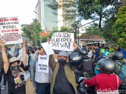 Demo di Depan Grahadi Serukan Klakson Kalau Capek Jadi WNI!