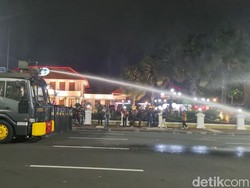 Disemprot Water Cannon, Massa Demo di Grahadi Mundur ke Balai Pemuda