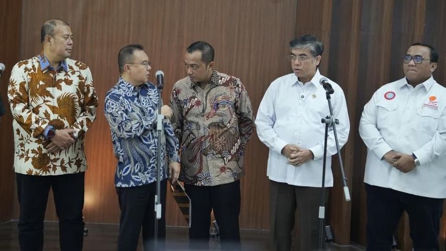 Dewan Perwakilan Rakyat (DPR) berbareng pemerintah dan serikat pekerja sebagai bagian dari Satuan Tugas Mitigasi Pemutusan Hubungan Kerja (PHK) menggelar pertemuan di Gedung Nusantara III, kompleks parlemen, Senayan, Jakarta Pusat, Jumat (26/6/2026).