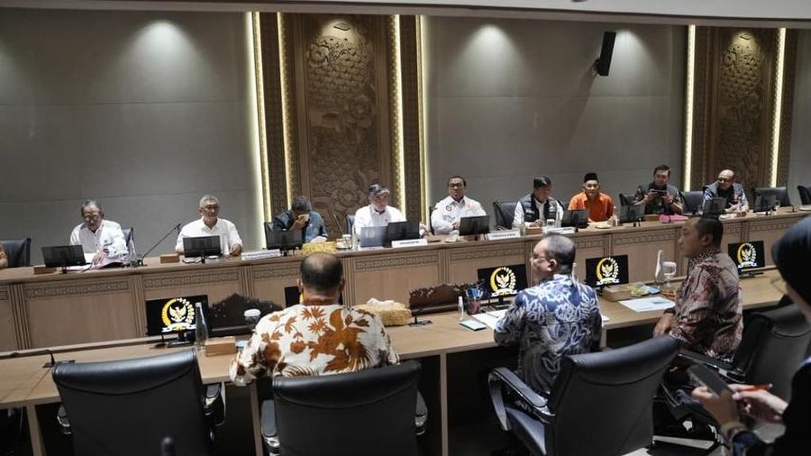 Dewan Perwakilan Rakyat (DPR) berbareng pemerintah dan serikat pekerja sebagai bagian dari Satuan Tugas Mitigasi Pemutusan Hubungan Kerja (PHK) menggelar pertemuan di Gedung Nusantara III, kompleks parlemen, Senayan, Jakarta Pusat, Jumat (26/6/2026). (I