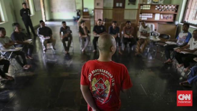 Suasana lingkungan Pusat Kesehatan Jiwa Nasional RS Marzoeki Mahdi, Bogor, para residen memulai hari baru dalam perjalanan panjang mereka merebut hidup kembali. Survei BNN, BRIN, dan BPS mencatat prevalensi penyalahgunaan narkotika 2025 mencapai 2,11