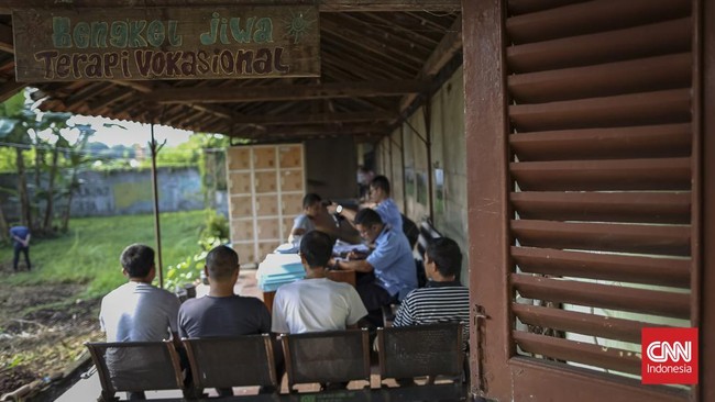 Suasana lingkungan Pusat Kesehatan Jiwa Nasional RS Marzoeki Mahdi, Bogor, para residen memulai hari baru dalam perjalanan panjang mereka merebut hidup kembali. Survei BNN, BRIN, dan BPS mencatat prevalensi penyalahgunaan narkotika 2025 mencapai 2,11
