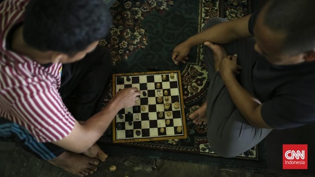 Suasana lingkungan Pusat Kesehatan Jiwa Nasional RS Marzoeki Mahdi, Bogor, para residen memulai hari baru dalam perjalanan panjang mereka merebut hidup kembali. Survei BNN, BRIN, dan BPS mencatat prevalensi penyalahgunaan narkotika 2025 mencapai 2,11