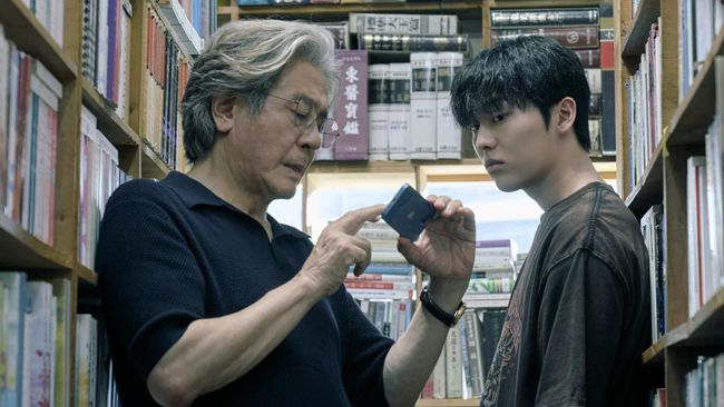 Notes from the Last Row(L to R) Choi Min-sik as Heo Mun-oh, Choi Hyun-wook as Lee Kang in Notes from the Last Row. Cr. Yu Ara/Netflix © 2026