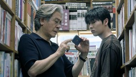 Notes from the Last Row(L to R) Choi Min-sik as Heo Mun-oh, Choi Hyun-wook as Lee Kang in Notes from the Last Row. Cr. Yu Ara/Netflix © 2026