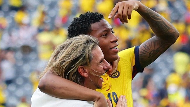 Soccer Football - FIFA World Cup 2026 - Group E - Ecuador v Germany - New York/New Jersey Stadium, East Rutherford, New Jersey, U.S. - June 25, 2026 Ecuador coach Sebastian Beccacece and Gonzalo Plata celebrate after the match REUTERS/Mike Segar