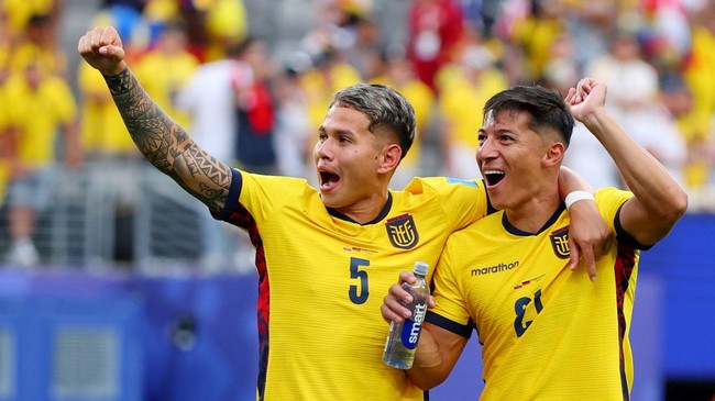 Soccer Football - FIFA World Cup 2026 - Group E - Ecuador v Germany - New York/New Jersey Stadium, East Rutherford, New Jersey, U.S. - June 25, 2026 Ecuador's Jordy Alcivar and Alan Franco celebrate after the match REUTERS/Mike Segar