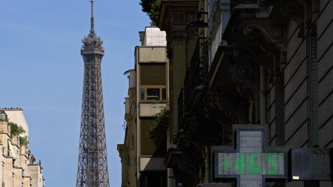 A pharmacy sign displays a temperature of 46.5 degrees Celsius on a street with the Eiffel Tower in the background as temperatures rise in Paris, during a heatwave affecting a majority of the country, France, June 25, 2026. REUTERS/Gonzalo Fuentes   