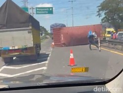 Exit Tol Waru Arah Medaeng Macet Parah! Ada Truk Kontainer Terguling