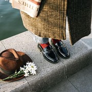 Inspirasi Padu Padan Kaus Kaki dan Sepatu Loafers yang Buat Gaya Makin Manis