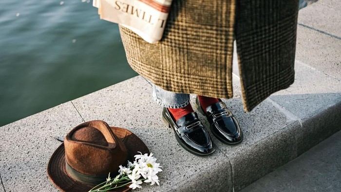 Inspirasi Padu Padan Kaus Kaki dan Sepatu Loafers yang Buat Gaya Makin Manis