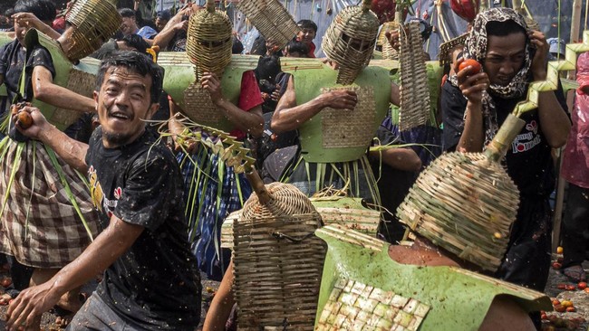 Warga saling lempar tomat busuk di Festival Perang Tomat 2026 di Kampung Cikareumbi, Lembang, Kabupaten Bandung Barat, Jawa Barat, Jumat (26/6).