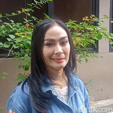 Iis Dahlia Geram dengan Konten Kumis Palsu yang Viral: Jatuhkan Orang Demi Viewers!