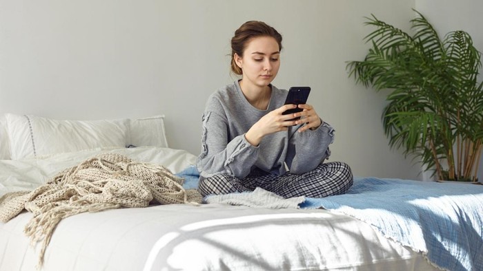 4 Ciri Kepribadian Orang yang Jarang Update Status di Medsos