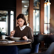 5 Ciri Kepribadian Perempuan yang Nyaman dengan Kafe Tenang