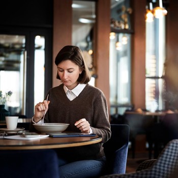 5 Ciri Kepribadian Perempuan yang Nyaman dengan Kafe Tenang