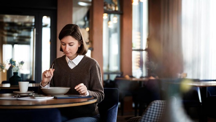 5 Ciri Kepribadian Perempuan yang Nyaman dengan Kafe Tenang