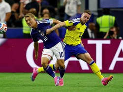 Soccer Football - FIFA World Cup 2026 - Group F - Japan v Sweden - Dallas Stadium, Arlington, Texas, U.S. - June 25, 2026 Japan's Ritsu Doan in action with Sweden's Gabriel Gudmundsson REUTERS/Issei Kato