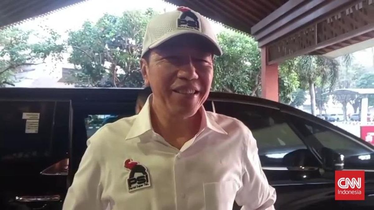 Jaket dan Topi PSI yang Dipakai Jokowi Blusukan Ternyata dari Kaesang