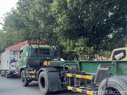 Awas! Jalan Margomulyo Macet Parah Imbas Antrean Truk Berburu Solar
