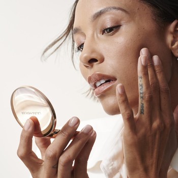 Kenalan dengan Tinted Blur Balm, Inovasi Balm-to-Powder Terbaru dari Laura Mercier