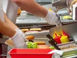 Komplain Pesanan, Pelanggan Ini Diberi Makanan dari Tempat Sampah!