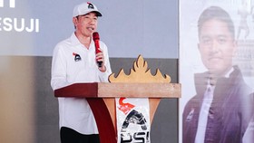 Jokowi kembali blusukan sebagai pendukung PSI, partai yang dipimpin putra bungsunya, Kaesang.