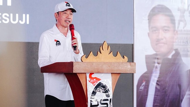 Jokowi berbicara dalam acara PSI di Mesuji, Lampung. Di belakangnya ada foto anak bungsunya, Kaesang Pangarep, yang juga Ketum PSI. 