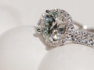 Cincin dari Moissanite Lore Jewellery, Alternatif Berlian yang Bersertifikat GRA