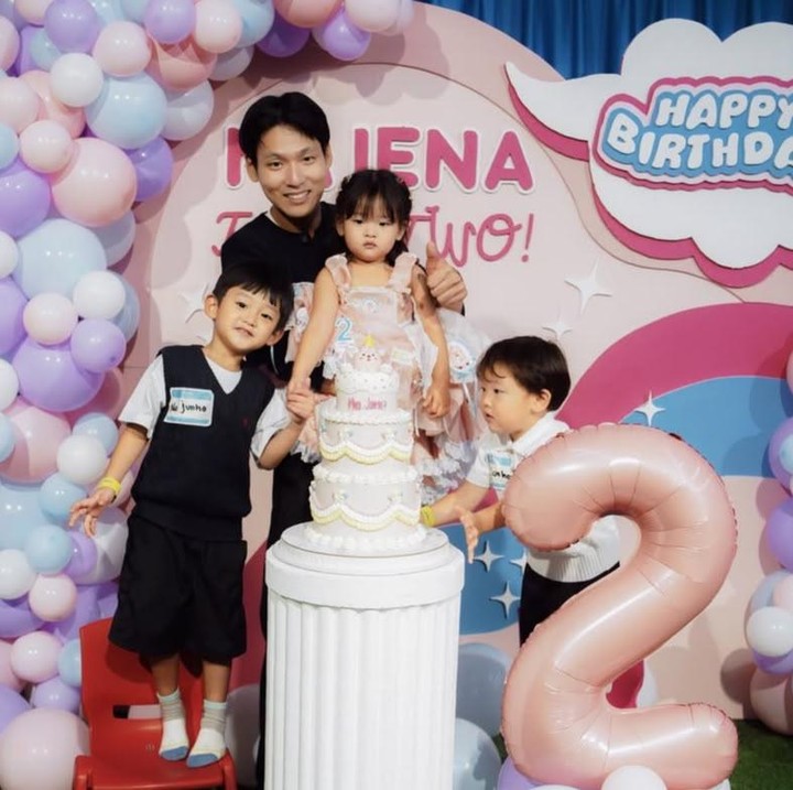 <p><em>Content creator</em> Na Daehoon atau yang akrab disapa AA Daehoon belum lama ini menggelar pesta ulang tahun untuk&nbsp;anak&nbsp;ketiganya, Na Jena, yang kini genap berusia dua tahun. Momen bahagia ini pun dibagikan langsung oleh Daehoon melalui unggahan di akun Instagram pribadinya. (Foto: Instagram @daehoon_na)</p>