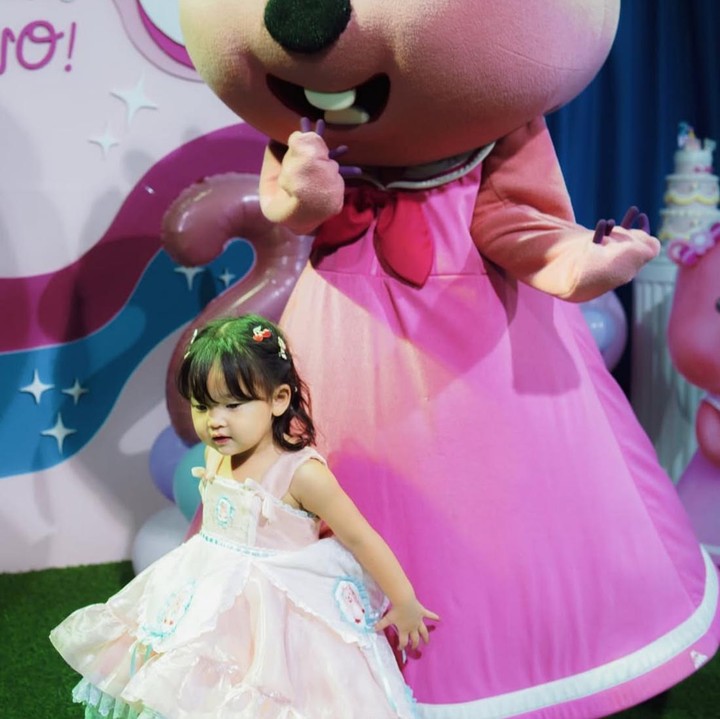 <p>Di hari ulang tahunnya, Jenna terlihat sangat cantik mengenakan <em>dress</em> berwarna pink. Pesta ulang tahunnya pun berlangsung meriah dengan tema karakter Pororo dan Loopy yang menghiasi dekorasi acara. (Foto: Instagram @daehoon_na)</p>