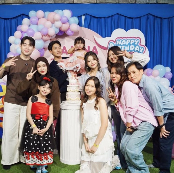 <p>Momen ini pun semakin meriah karena dihadiri oleh keluarga dan kerabat terdekat.&nbsp;Tampak senyum bahagia menghiasi wajah para tamu yang hadir untuk merayakan momen spesial putri Na Daehoon. (Foto: Instagram @daehoon_na)</p>