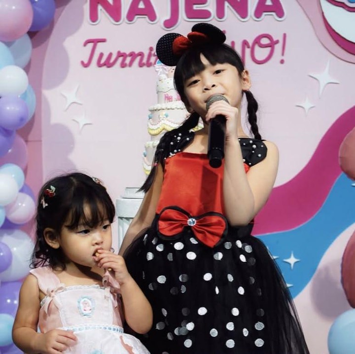 <p>Perayaan ulang tahun Na Jena ini turut dihadiri oleh aktris cilik berbakat, Luisa Adreena, yang dikenal lewat perannya dalam film <em>Na Willa</em>. Dalam momen tersebut, Luisa tampak bernyanyi di hari spesial Na Jena. (Foto: Instagram @daehoon_na)</p>