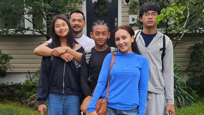 Potret Oka Antara Dan Istri Kunjungi Anak Yang Sekolah Di Amerika Serikat