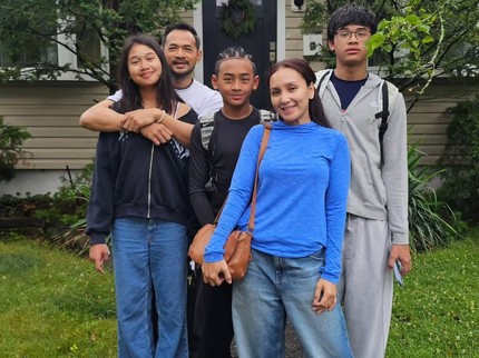 Potret Oka Antara dan Istri Kunjungi Anak yang Sekolah di Amerika Serikat