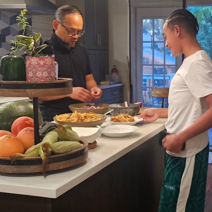 <p>Keluarga artis yang satu ini pun terlihat menikmati <em>quality time</em> dengan begitu menyenangkan. Bahkan, mereka juga terlihat saling membantu saat menyiapkan hidangan makan malam.&nbsp;(Foto: Instagram @rara.wiritanaya)</p>