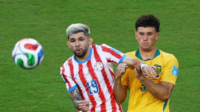 Soccer Football - FIFA World Cup 2026 - Group D - Paraguay v Australia - San Francisco Bay Area Stadium, Santa Clara, California, U.S. - June 25, 2026 Australia's Alessandro Circati in action with Paraguay's Julio Enciso REUTERS/Luisa Gonzalez
