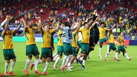 Soccer Football - FIFA World Cup 2026 - Group D - Paraguay v Australia - San Francisco Bay Area Stadium, Santa Clara, California, U.S. - June 25, 2026 Australia players celebrate after the match REUTERS/Carlos Barria
