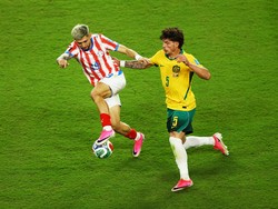Soccer Football - FIFA World Cup 2026 - Group D - Paraguay v Australia - San Francisco Bay Area Stadium, Santa Clara, California, U.S. - June 25, 2026 Paraguay's Julio Enciso in action with Australia's Jordan Bos REUTERS/Luisa Gonzalez