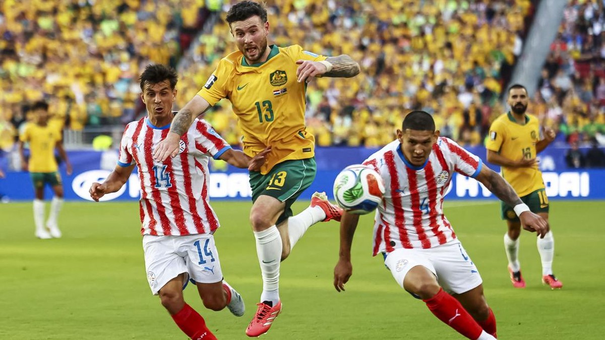 Soccer Football - FIFA World Cup 2026 - Group D - Paraguay v Australia - San Francisco Bay Area Stadium, Santa Clara, California, U.S. - June 25, 2026
Australia's Aiden O'Neill in action with Paraguay's Andres Cubas REUTERS/Eloisa Lopez     TPX IMAG