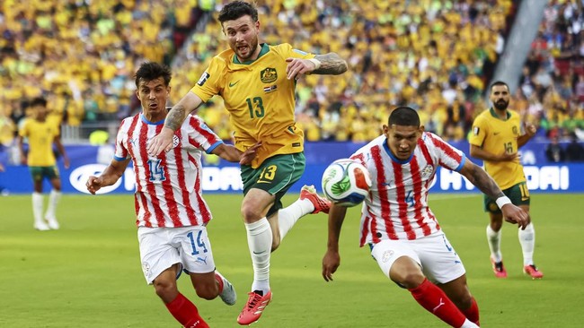 Soccer Football - FIFA World Cup 2026 - Group D - Paraguay v Australia - San Francisco Bay Area Stadium, Santa Clara, California, U.S. - June 25, 2026
Australia's Aiden O'Neill in action with Paraguay's Andres Cubas REUTERS/Eloisa Lopez     TPX IMAG