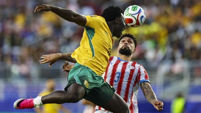 Soccer Football - FIFA World Cup 2026 - Group D - Paraguay v Australia - San Francisco Bay Area Stadium, Santa Clara, California, U.S. - June 25, 2026
Australia's Nestory Irankunda in action with Paraguay's Omar Alderete REUTERS/Carlos Barria