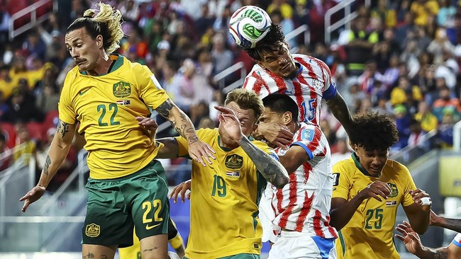 Soccer Football - FIFA World Cup 2026 - Group D - Paraguay v Australia - San Francisco Bay Area Stadium, Santa Clara, California, U.S. - June 25, 2026
Paraguay's Gustavo Gomez and Diego Gomez in action with Australia's Jackson Irvine, Harry Souttar