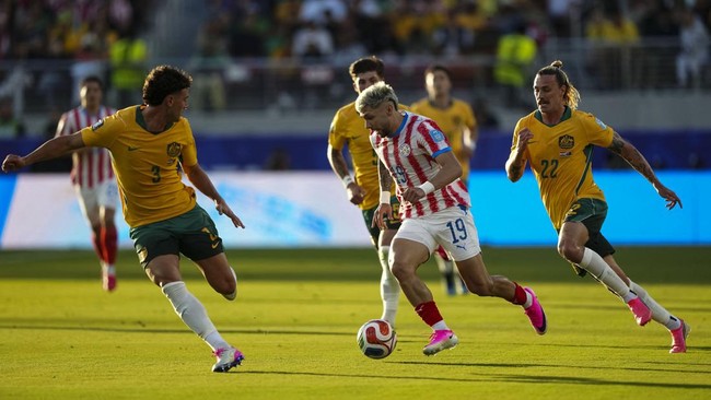 Soccer Football - FIFA World Cup 2026 - Group D - Paraguay v Australia - San Francisco Bay Area Stadium, Santa Clara, California, U.S. - June 25, 2026
Paraguay's Julio Enciso in action with Australia's Alessandro Circati and Jackson Irvine IMAGN IMA