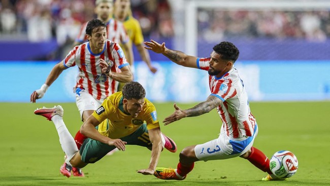 Soccer Football - FIFA World Cup 2026 - Group D - Paraguay v Australia - San Francisco Bay Area Stadium, Santa Clara, California, U.S. - June 25, 2026
Australia's Ajdin Hrustic in action with Paraguay's Omar Alderete REUTERS/Carlos Barria