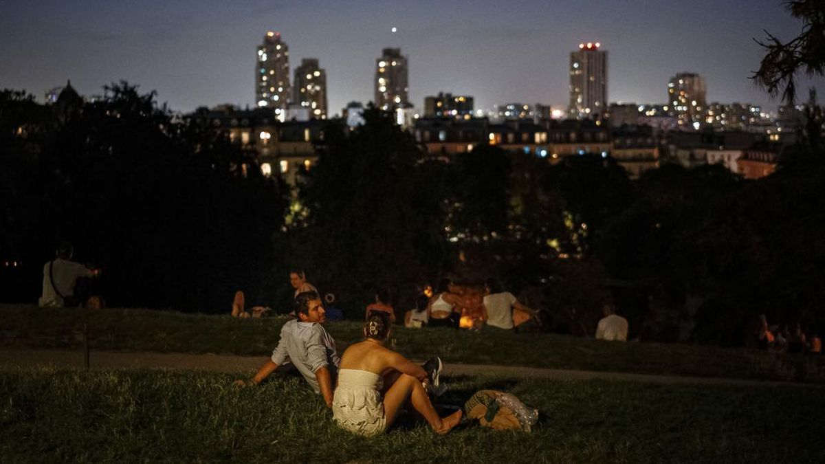 FOTO: Warga Paris Tidur di Taman Imbas Panas Neraka Terjang Prancis