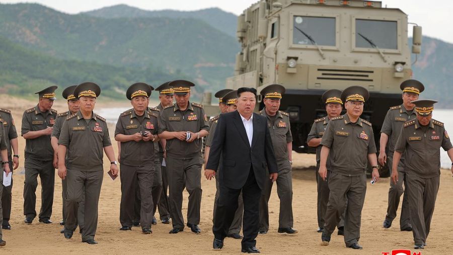 Pemimpin Korea Utara Kim Jong Un mengawasi uji coba senjata di Korea Utara, Kamis (25/6/2026). (KCNA via REUTERS)