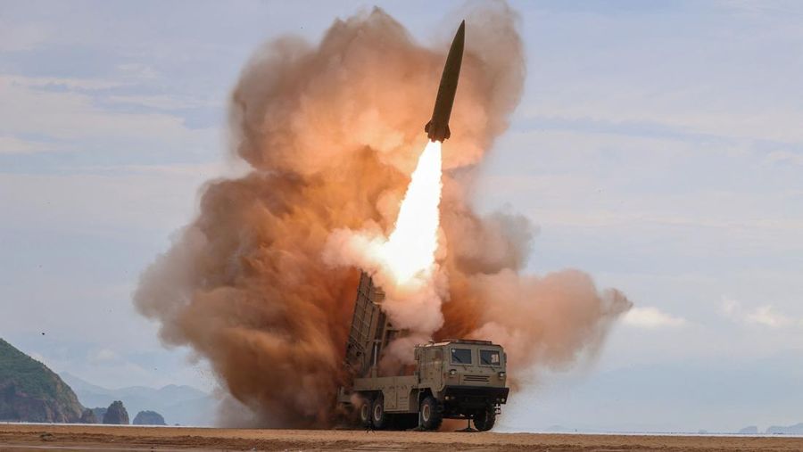 Pemimpin Korea Utara Kim Jong Un mengawasi uji coba senjata di Korea Utara, Kamis (25/6/2026). (KCNA via REUTERS)