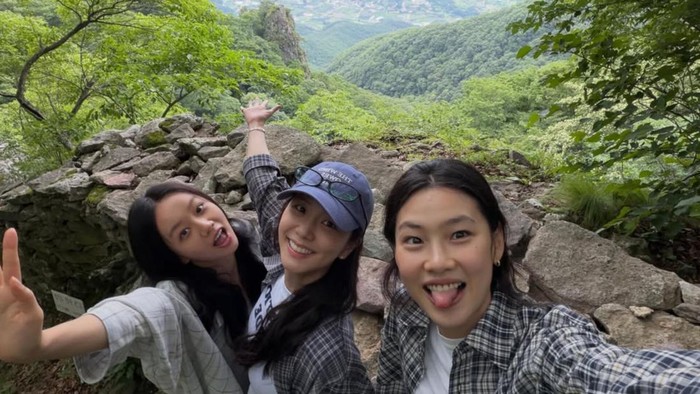 Intip Momen Hyeri, Jung Ho Yeon, dan Jisoo BLACKPINK Hangout Bersama